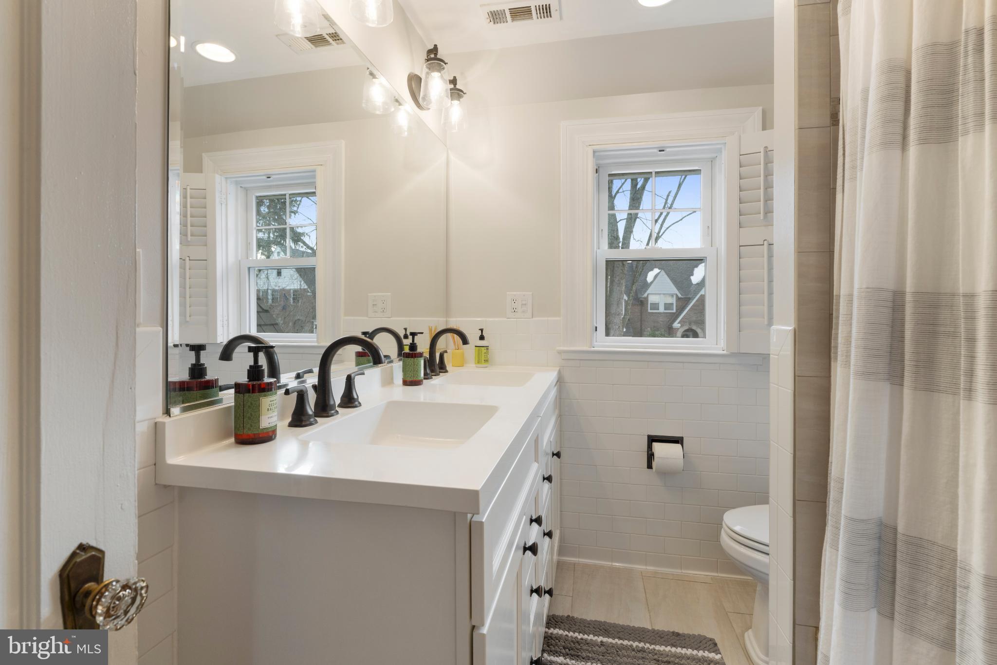 318 Hopkins Road Baltimore, MD 21212 - Photo 16 of 37 Bathroom with double sinks and tub