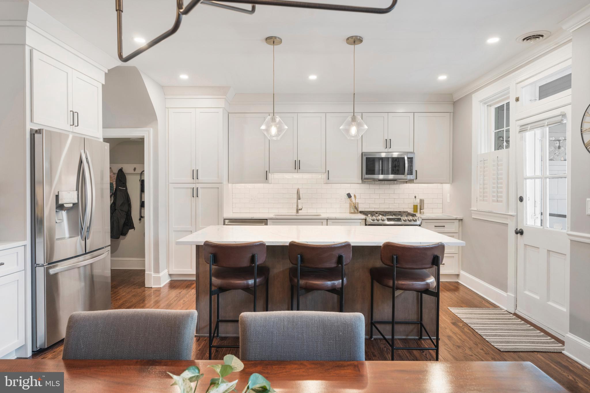 318 Hopkins Road Baltimore, MD 21212 - Photo 3 of 37 42" solid wood cabinets with crown moldings