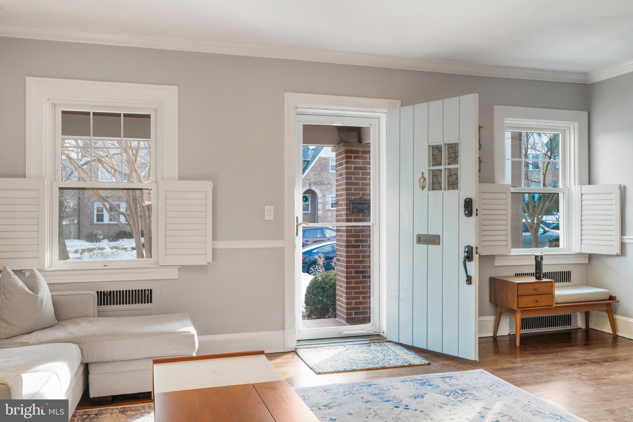 318 Hopkins Road Baltimore, MD 21212 - Photo 6 of 37 Front door to living room