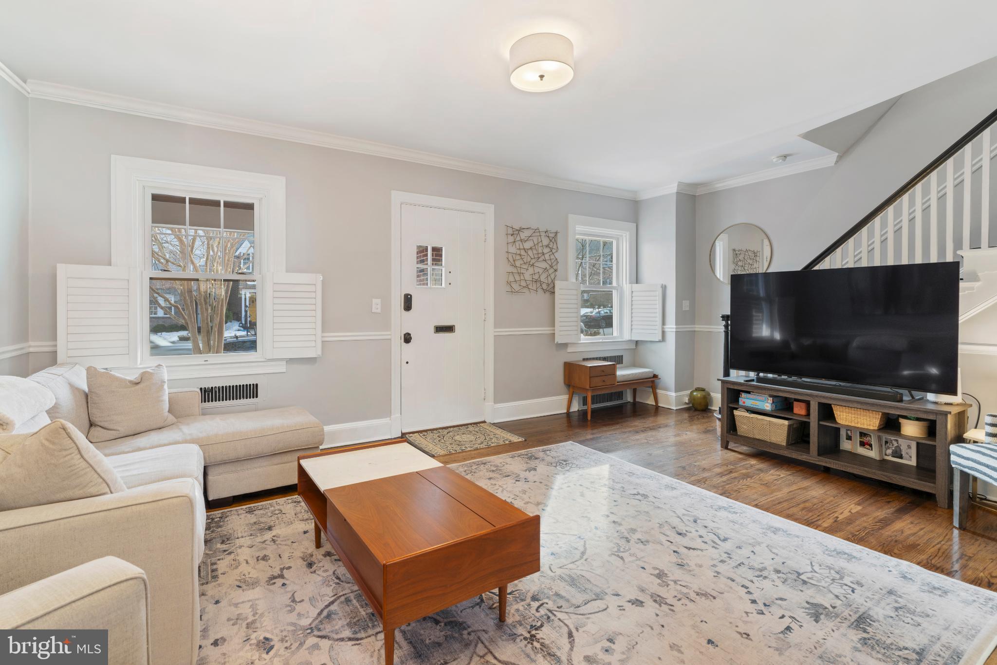 318 Hopkins Road Baltimore, MD 21212 - Photo 7 of 37 Living room with 9" ceilings