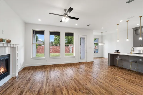 $3,500 | 907 St George Place, DeSoto, TX 75115