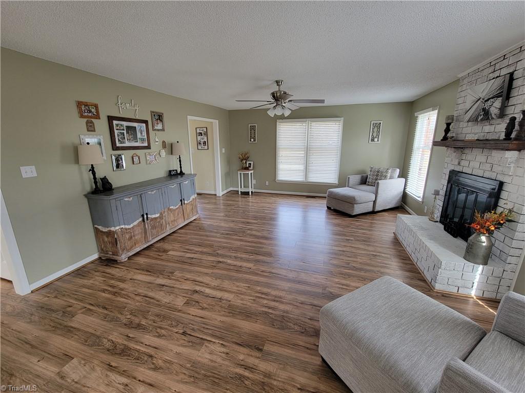 3719 Jill Drive Trinity, NC 27370 - Photo 15 of 40 Living Room
