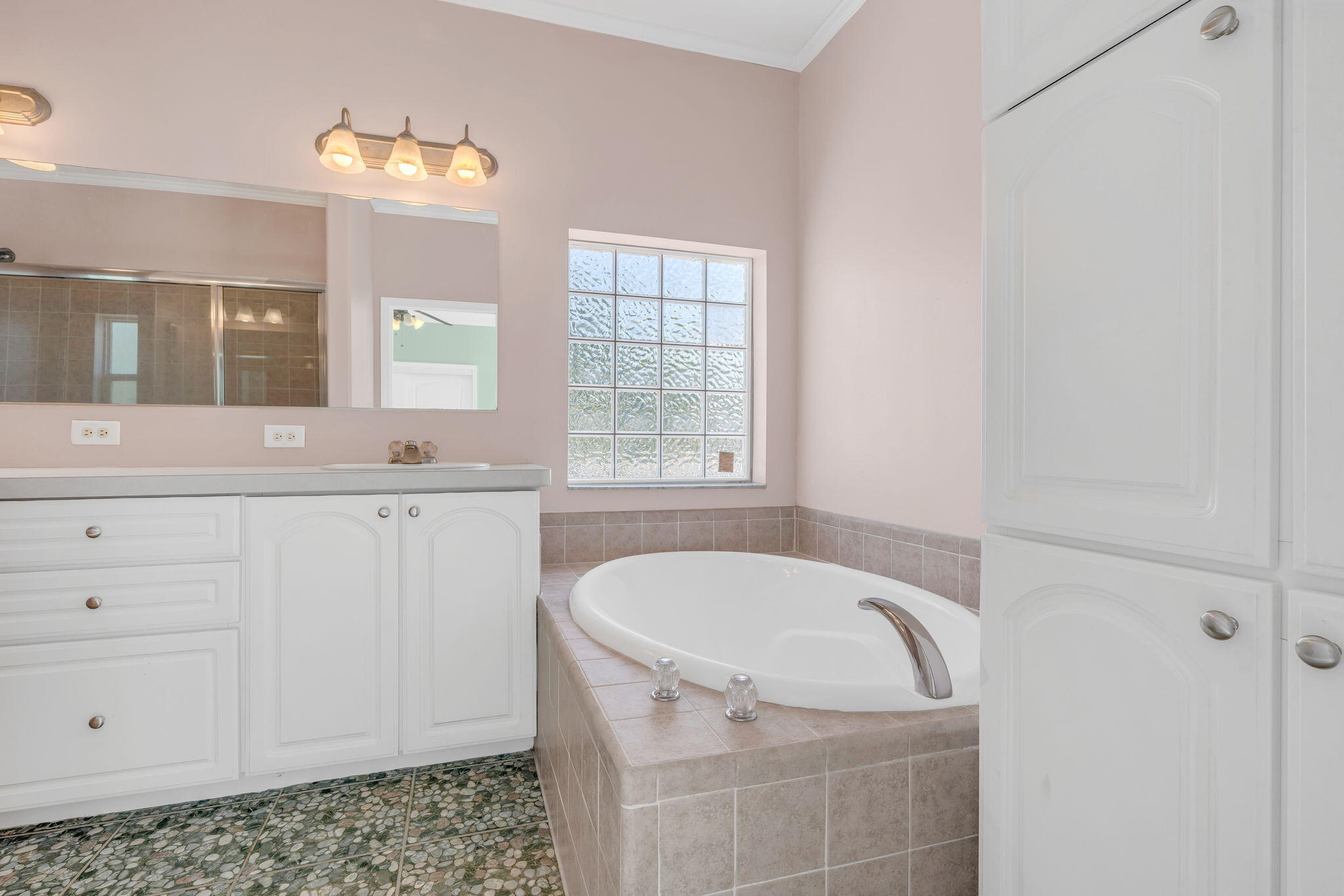 116 Long Key Road Key Largo, FL 33037 - Photo 14 of 32 Primary Bath with Soaking Tub -17