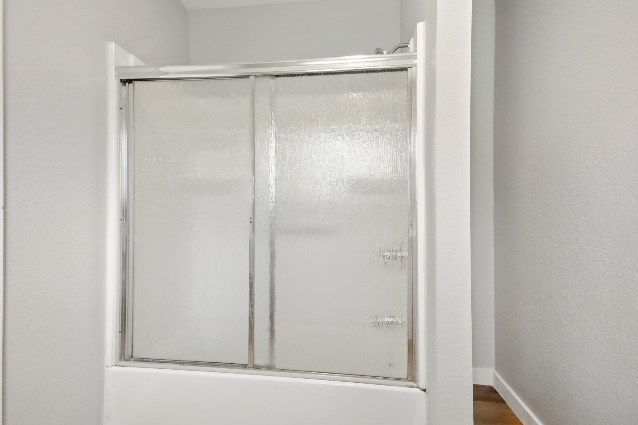 10430 Wiggins Street Houston, TX 77029 - Photo 18 of 27 PRIMARY Tub / Shower Combination.