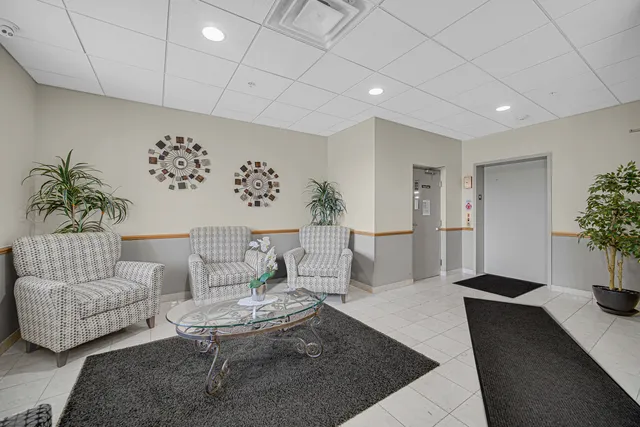 $275,000 | 3451 North Carriageway Drive, Unit 305, Arlington Heights, IL 60004