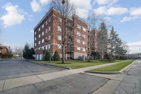 $275,000 | 3451 North Carriageway Drive, Unit 305, Arlington Heights, IL 60004