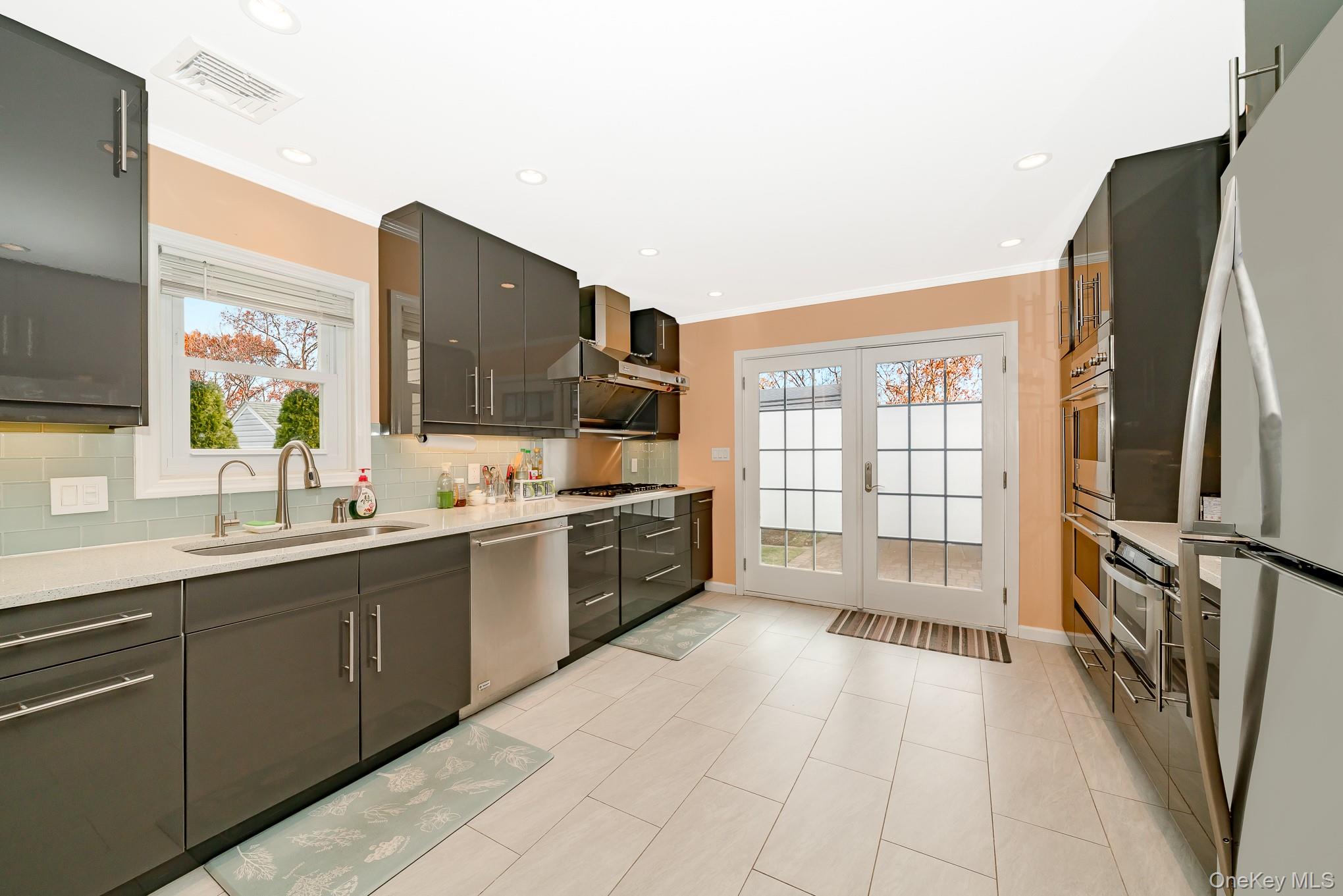 15 Chadwick Road Syosset, NY 11791 - Photo 22 of 35