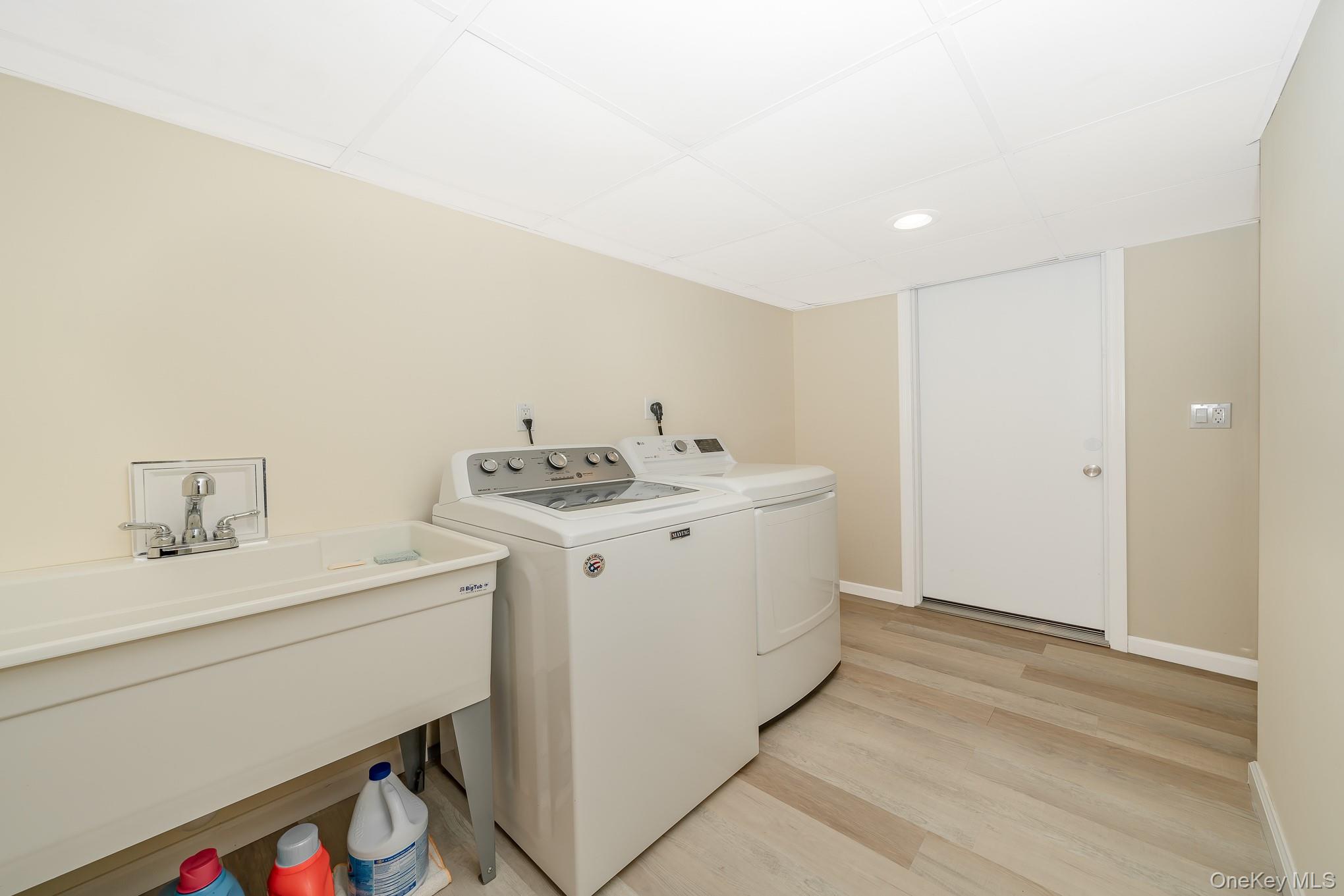 15 Chadwick Road Syosset, NY 11791 - Photo 27 of 35 a utility room with dryer and washer