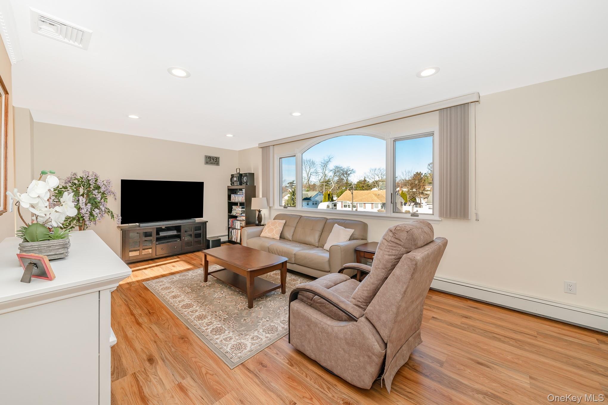 15 Chadwick Road Syosset, NY 11791 - Photo 5 of 37