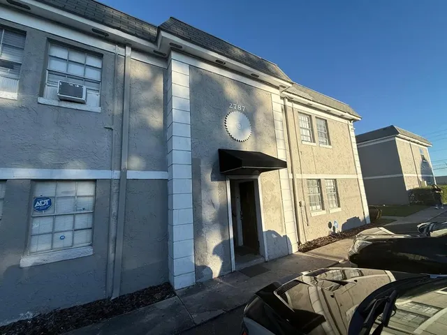 a view of entryway with a front door