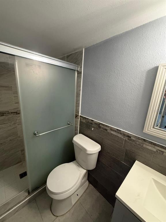 2787 L B McLeod Road, Unit 2787A Orlando, FL 32805 - Photo 29 of 34 a bathroom with a toilet and a shower