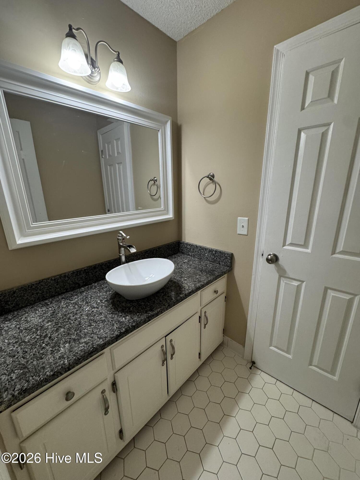 1864 Quail Ridge Road, Unit O Greenville, NC 27858 - Photo 15 of 22 Primary/Hall Bath
