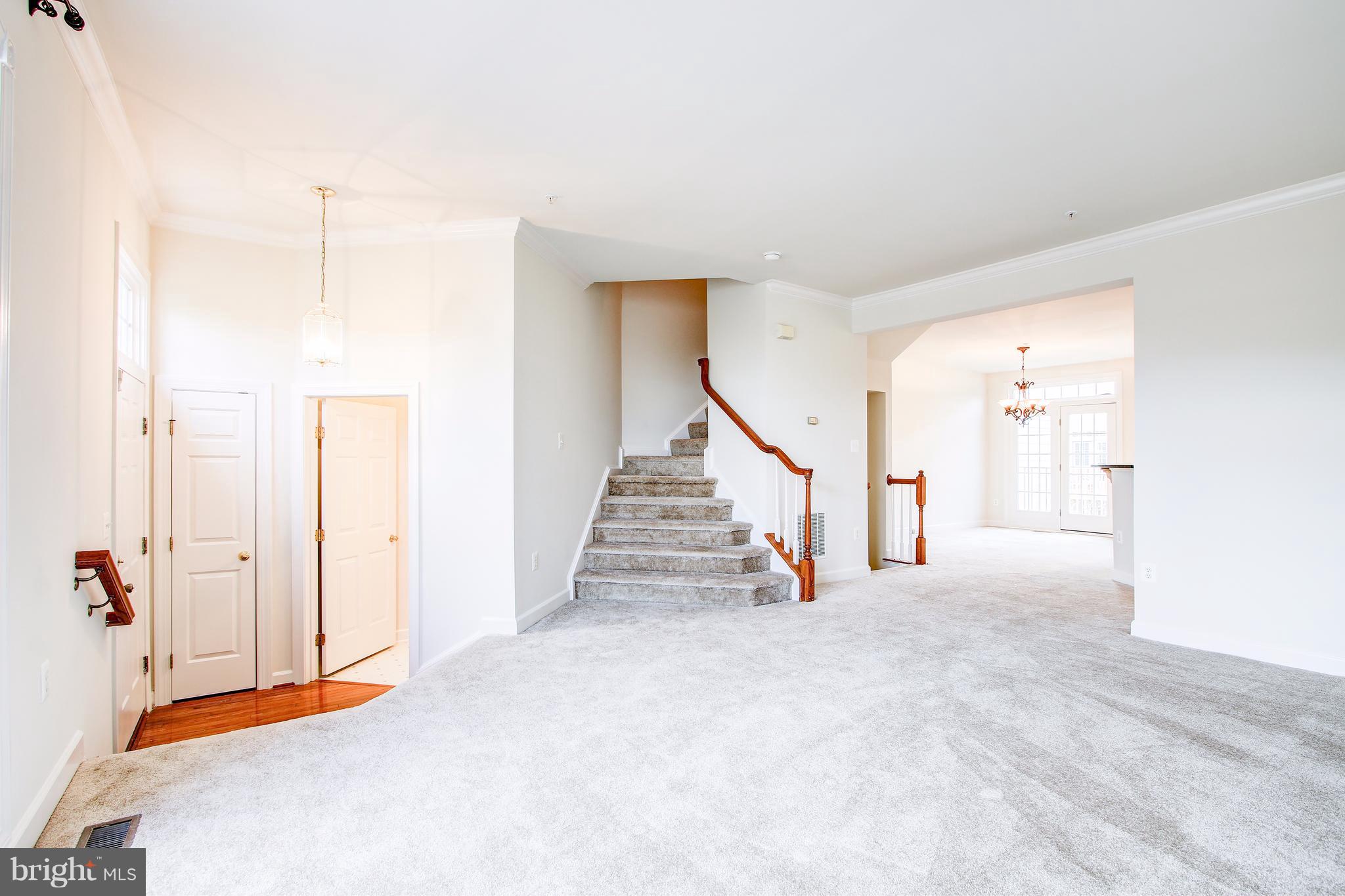 20 Rockingham Court Germantown, MD 20874 - Photo 5 of 30 Living room and foyer