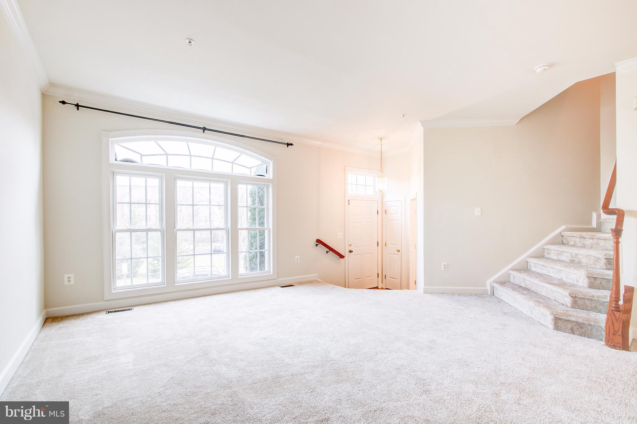 20 Rockingham Court Germantown, MD 20874 - Photo 6 of 30 Living room with large palladian window