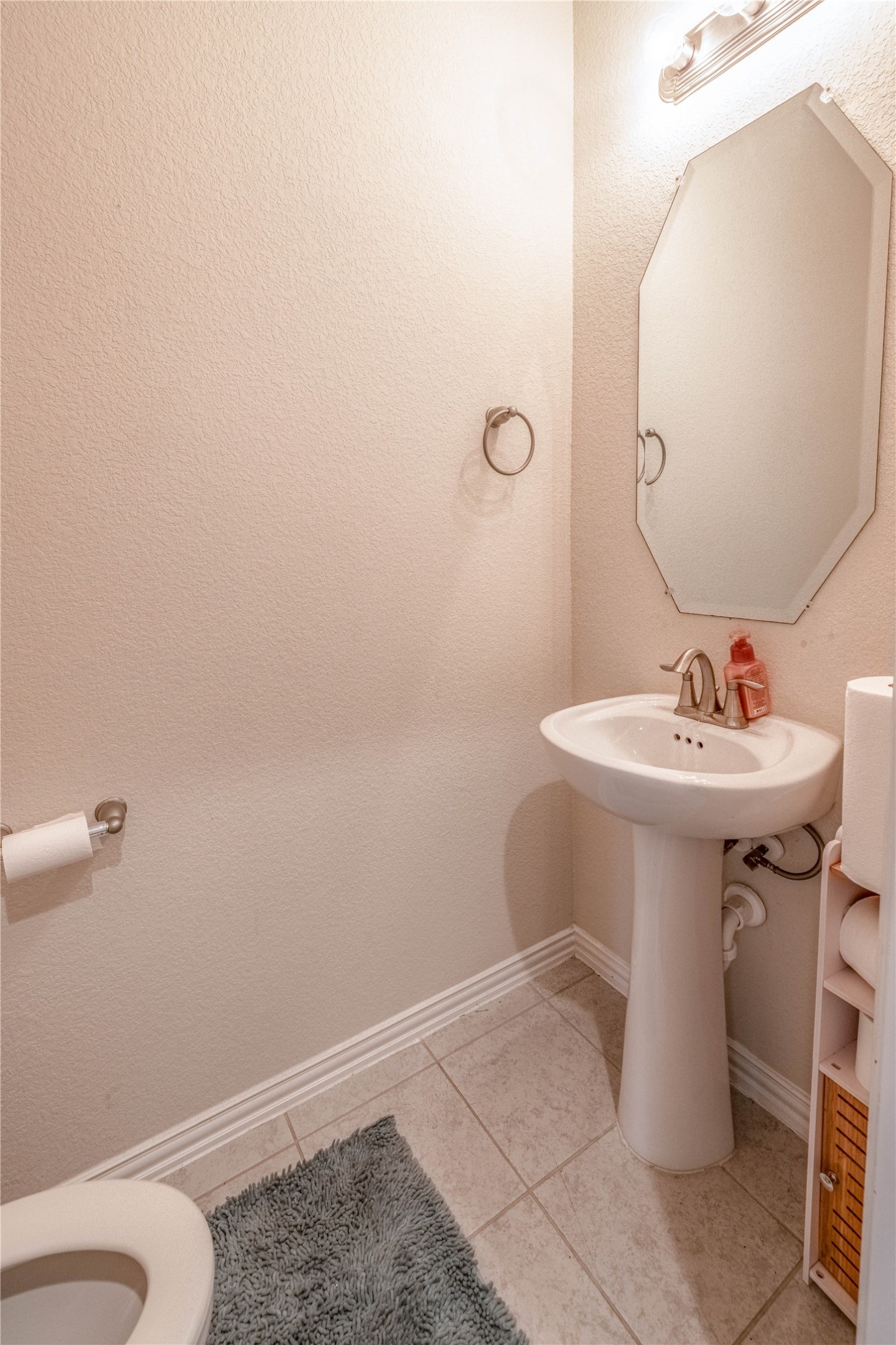 2318 Red Slate Drive Rosharon, TX 77583 - Photo 22 of 41 1st floor half bathroom