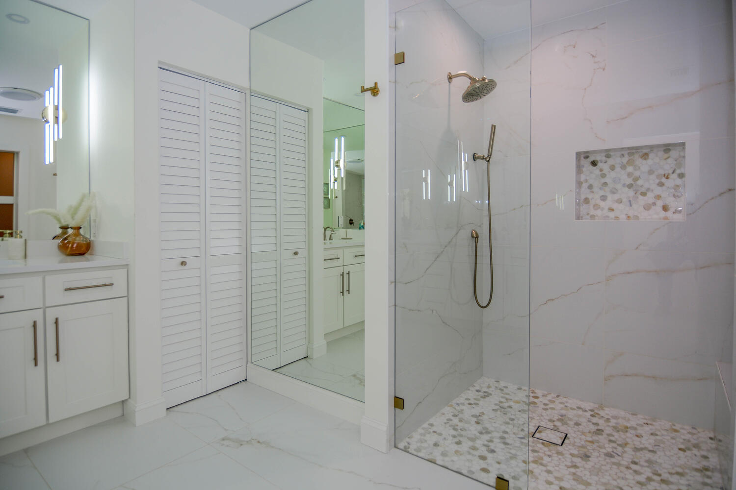 3396 Pebble Place Jupiter, FL 33469 - Photo 16 of 24 Primary Ensuite Bath