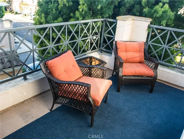 a close up view of a washer and dryer