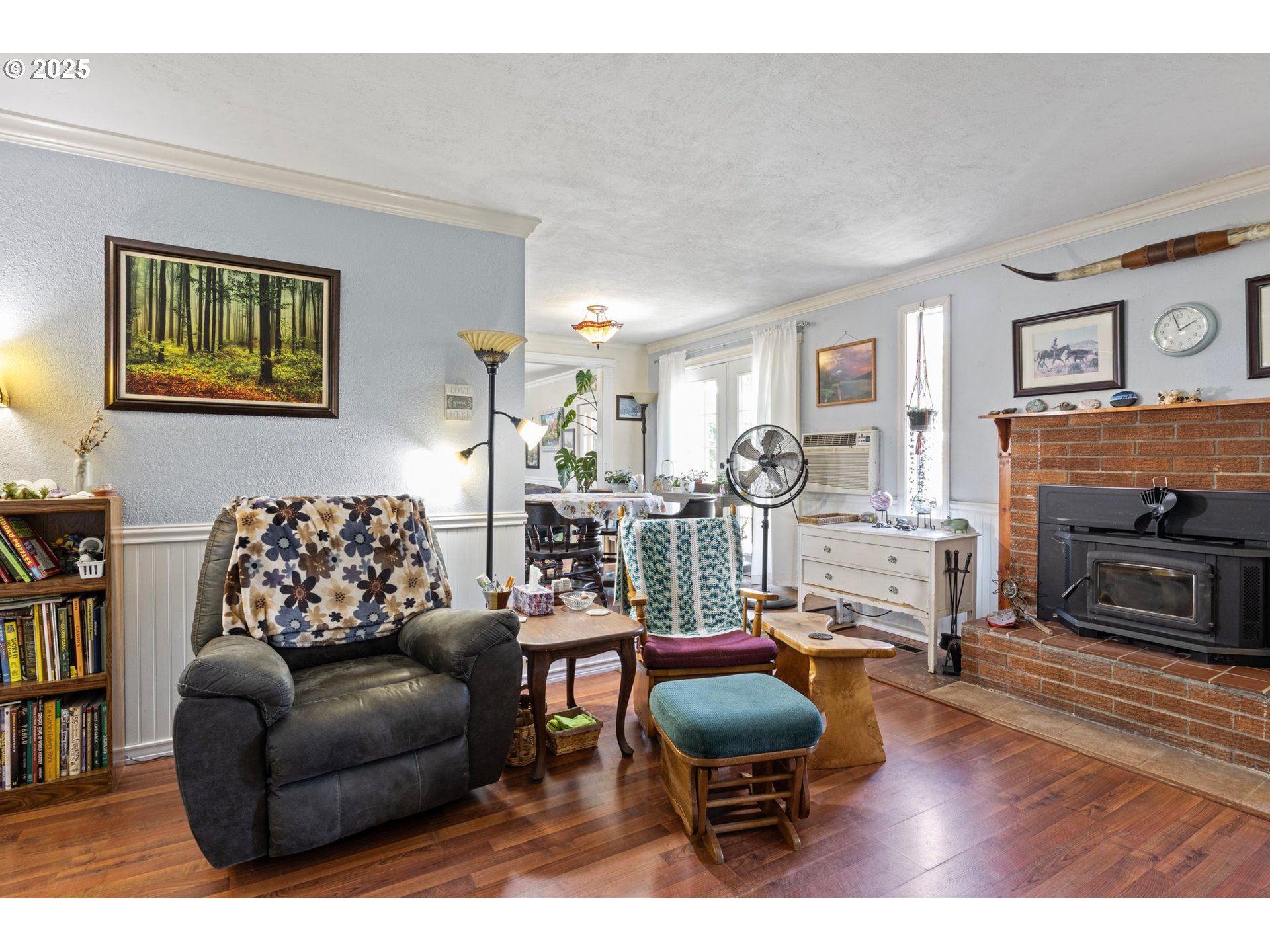 4635 Daisy Street Springfield, OR 97478 - Photo 12 of 44 Living Room