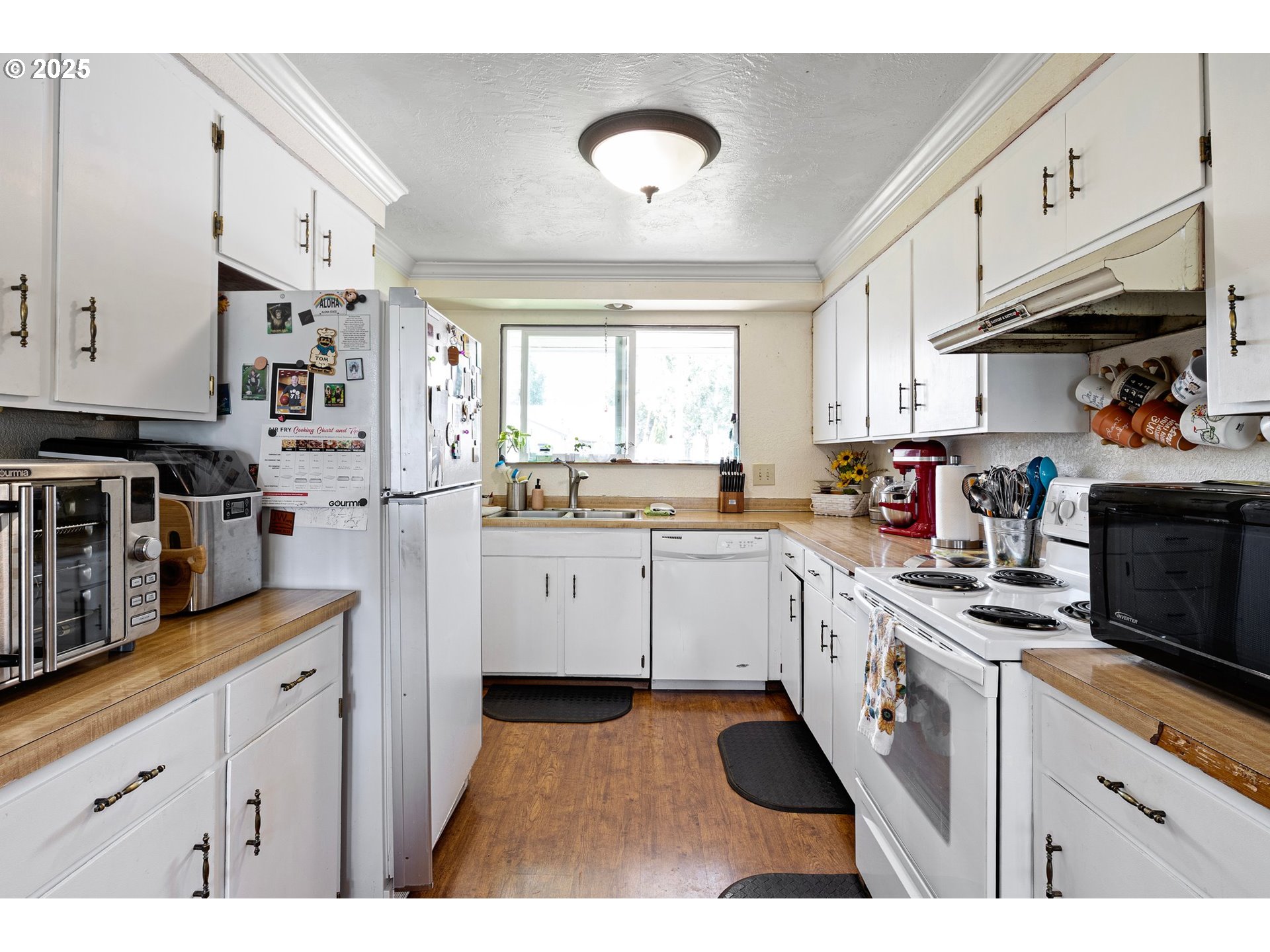 4635 Daisy Street Springfield, OR 97478 - Photo 16 of 44 Kitchen