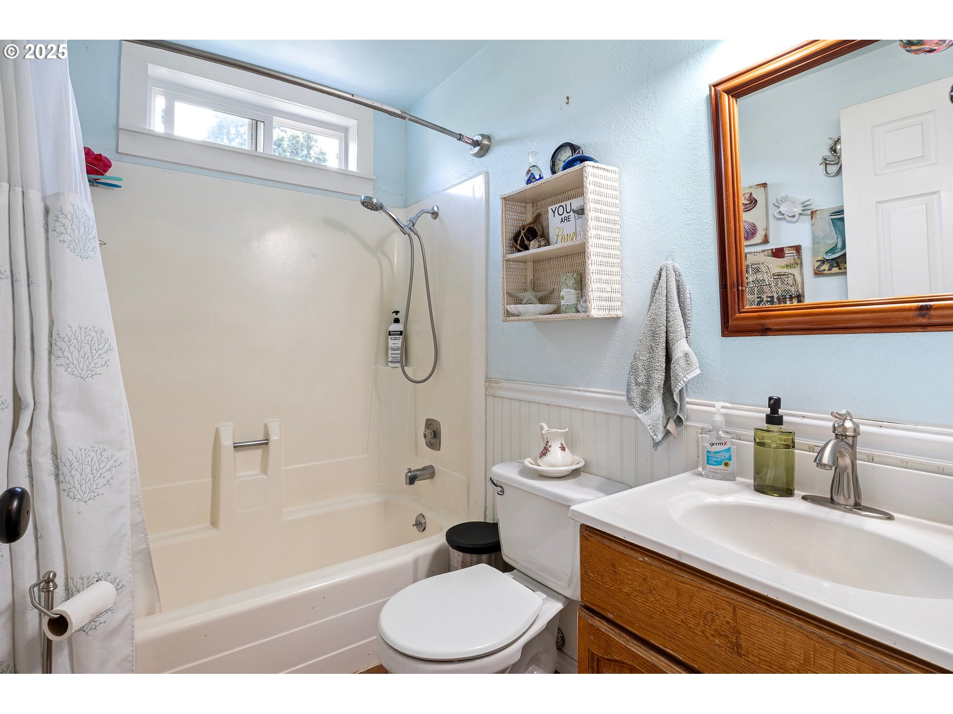 4635 Daisy Street Springfield, OR 97478 - Photo 28 of 44 Bathroom