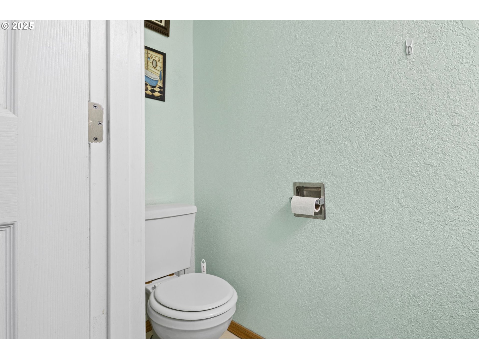 4635 Daisy Street Springfield, OR 97478 - Photo 32 of 44 Bathroom, Attached