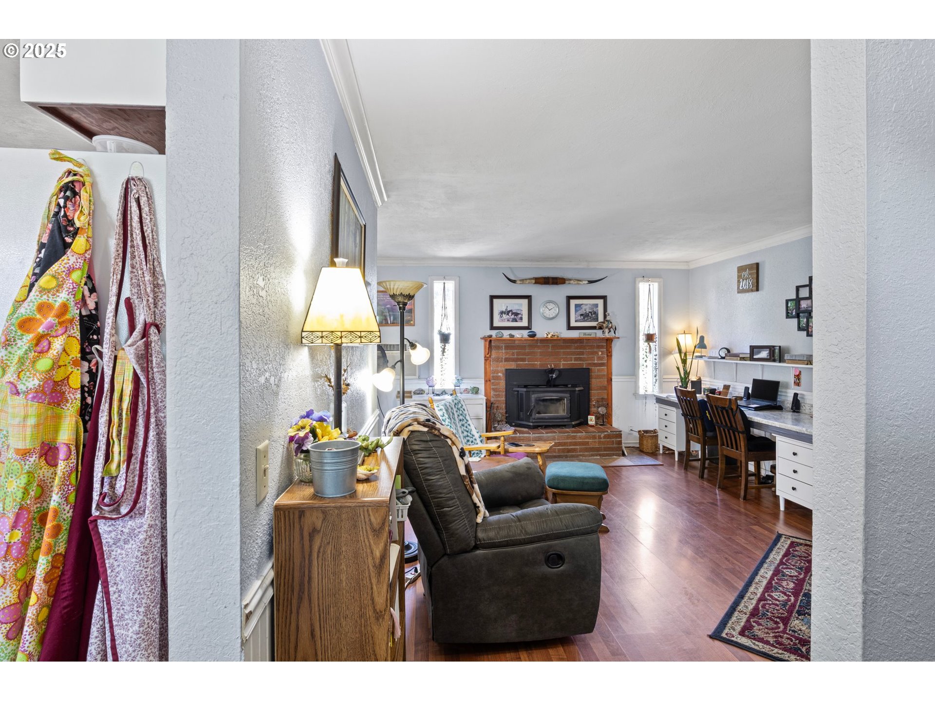 4635 Daisy Street Springfield, OR 97478 - Photo 9 of 44 Living Room