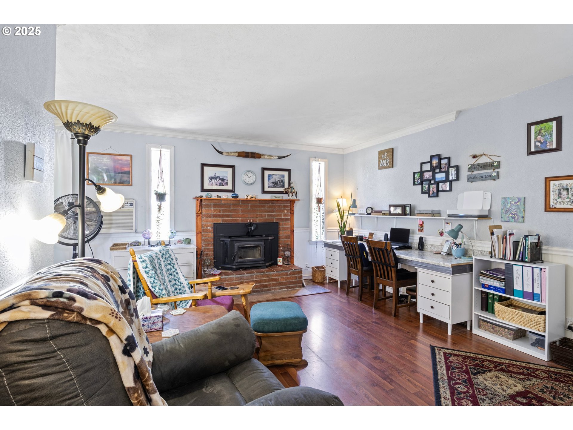 4635 Daisy Street Springfield, OR 97478 - Photo 10 of 44 Living Room