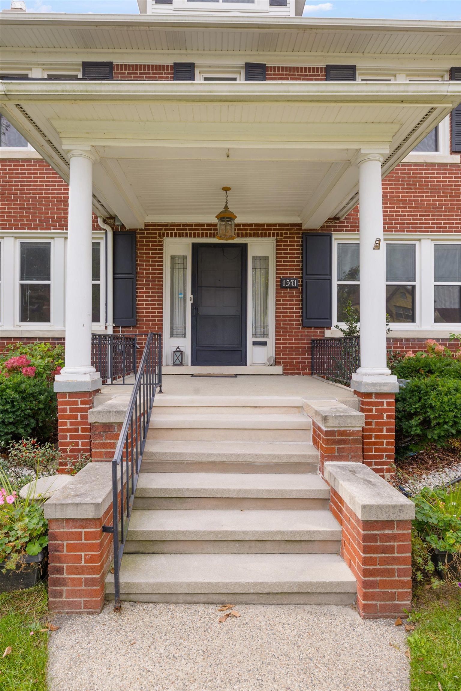 1371 Bedford Road Grosse Pointe Park, MI 48230 - Photo 3 of 44