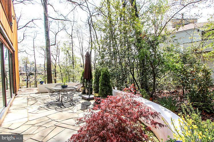 2020 Upper Lake Drive Reston, VA 20191 - Photo 25 of 30 Exterior (Rear)