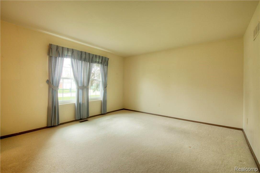 44782 Hanford Road Canton, MI 48187 - Photo 10 of 32 10 LR.jpg