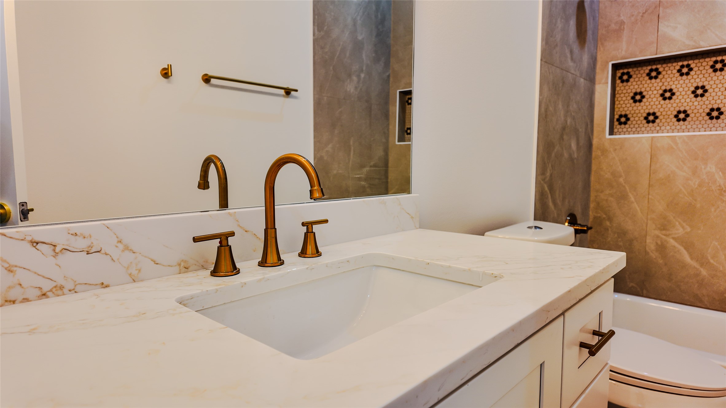 819 North Loop Houston, TX 77022 - Photo 38 of 50 3rd Bathroom