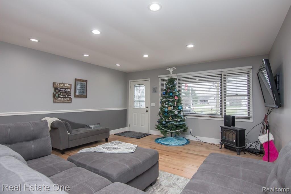 1211 Reid Road Grand Blanc, MI 48439 - Photo 6 of 32 IMG_1786.jpg