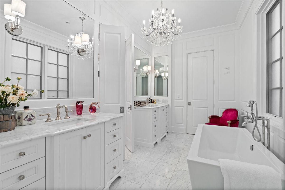 2633 North Dayton Street Chicago, IL 60614 - Photo 21 of 43 a bathroom with a tub sink and a mirror