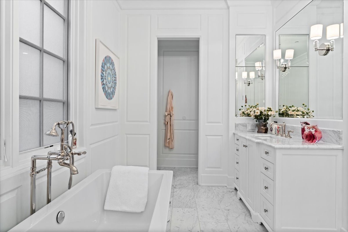 2633 North Dayton Street Chicago, IL 60614 - Photo 22 of 43 a bathroom with a bathtub sink and mirror