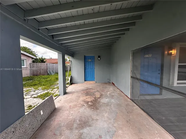 a view of backyard with garden