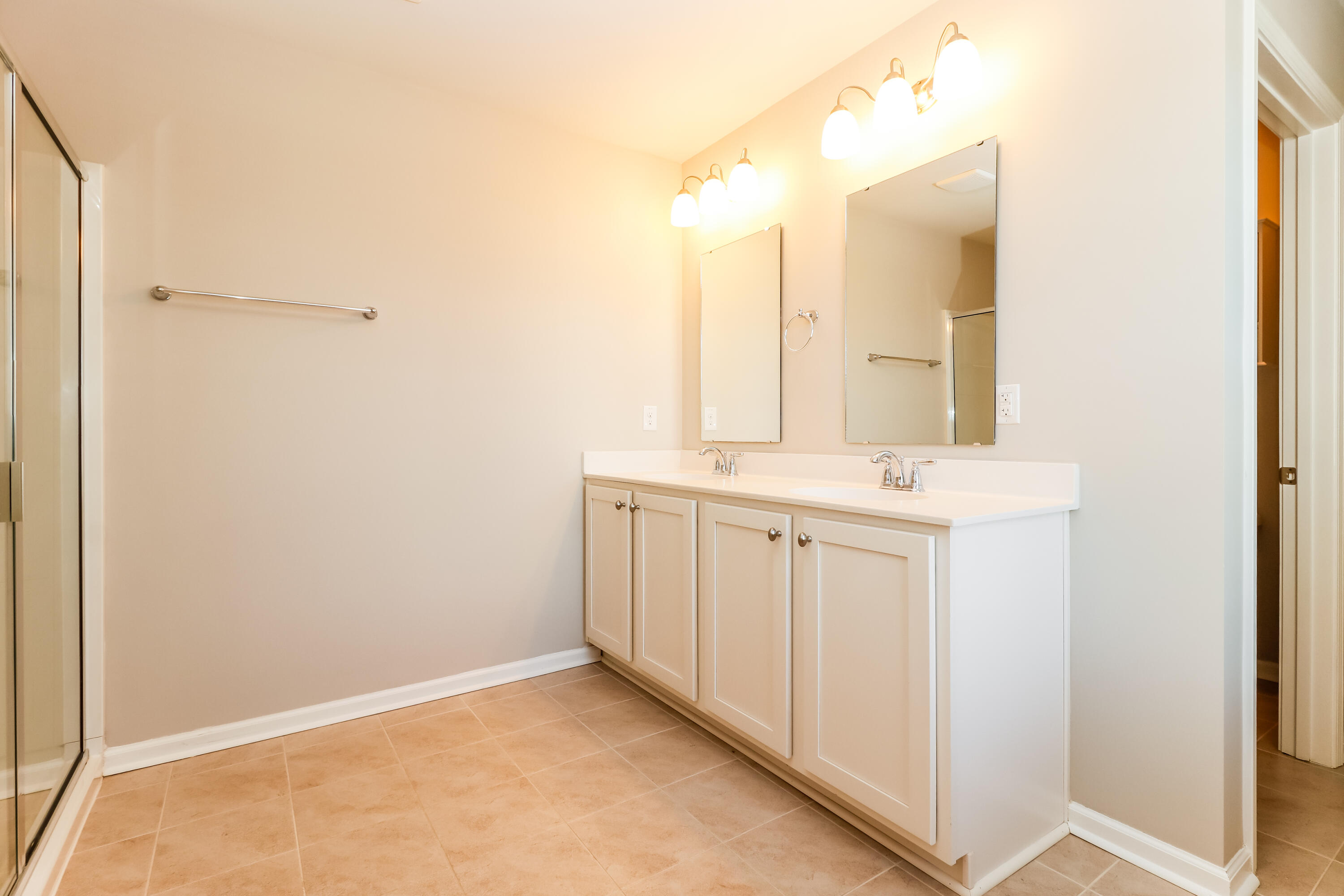 218 Rhodes Court Summerville, SC 29486 - Photo 10 of 14 1006263.218 Rhodes Court - Main Bathroom