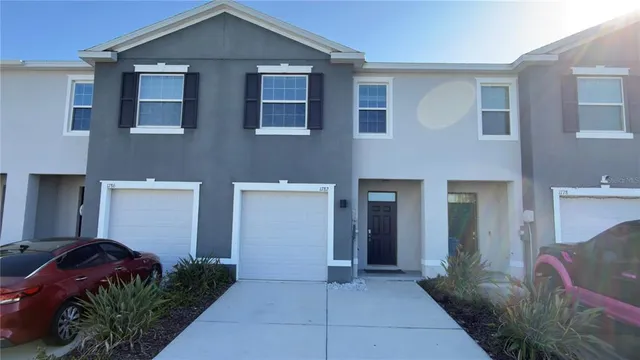 a view of entryway and yard