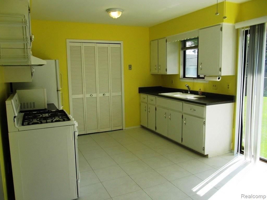 2582 Hartline Drive Rochester, MI 48309 - Photo 16 of 23 16Kitchen 4.JPG