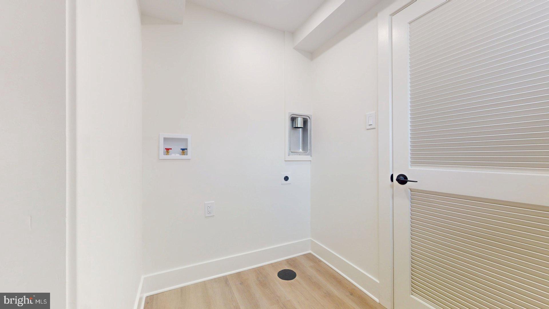 38 Crittenden Street Northeast Washington, DC 20011 - Photo 37 of 48 a bathroom with a tub