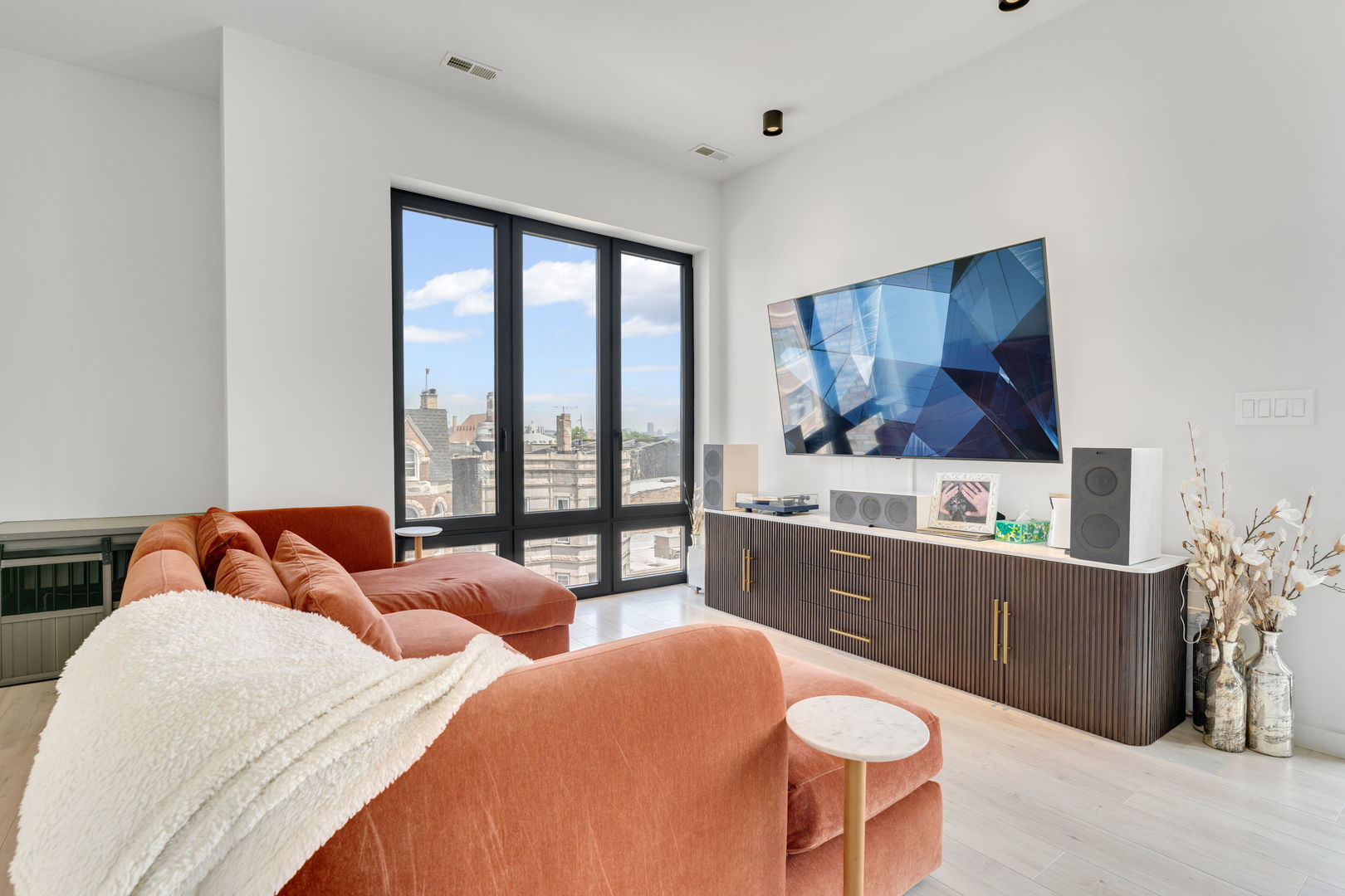 2135 West Cermak Road, Unit 4NPH Chicago, IL 60608 - Photo 9 of 28