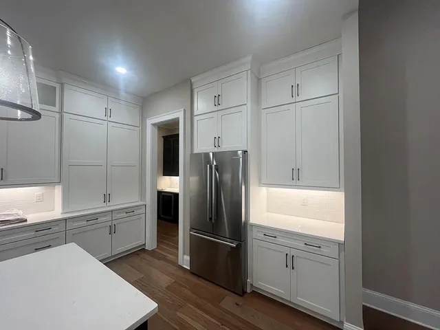 a black and white photo of a room