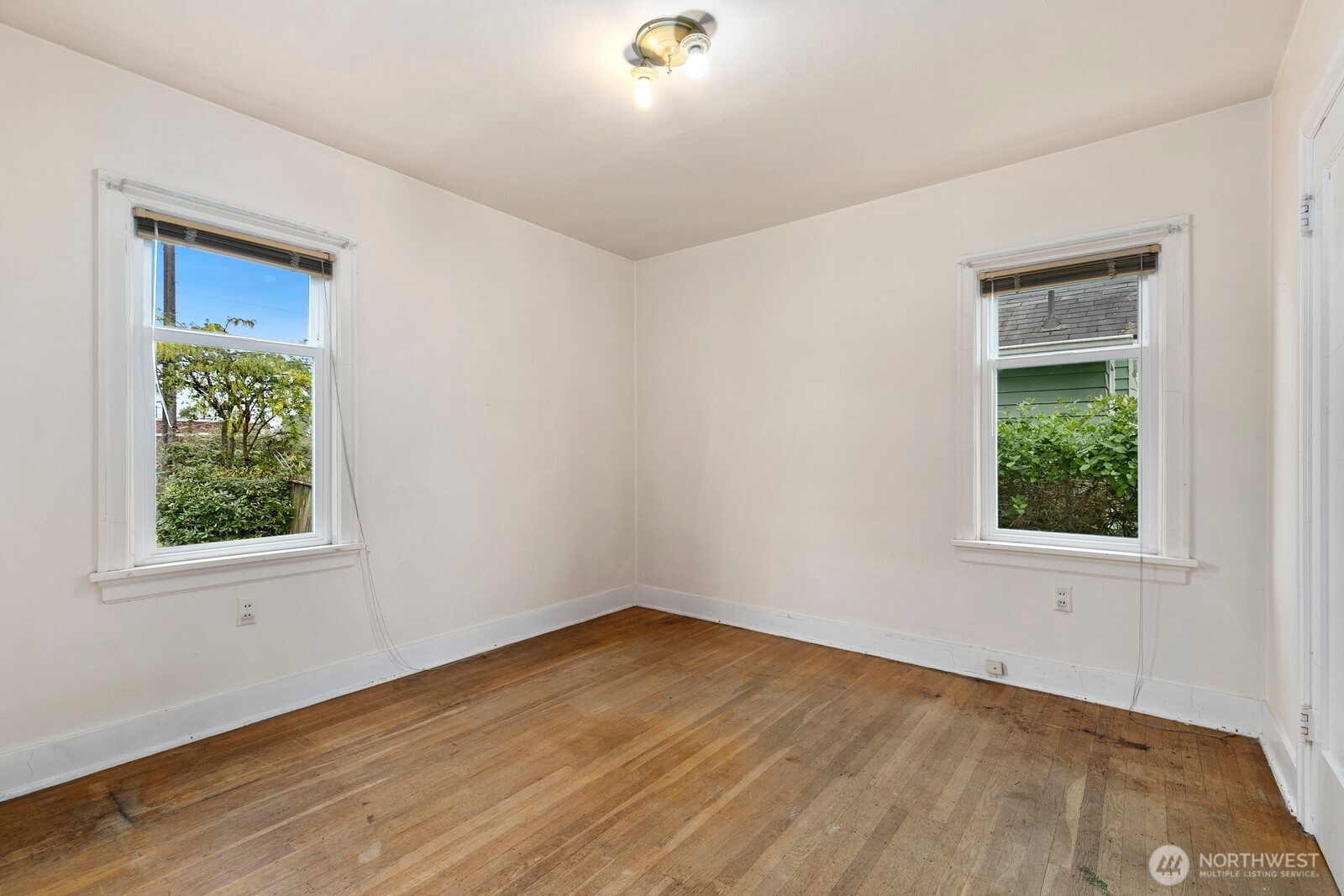 4052 44th Avenue Southwest Seattle, WA 98116 - Photo 12 of 38