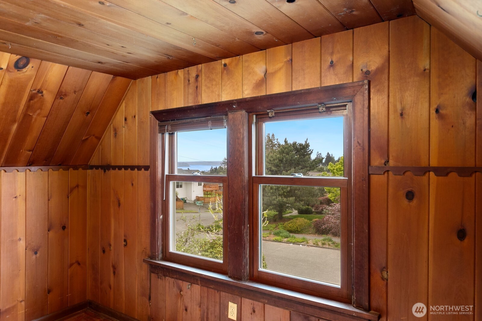 4052 44th Avenue Southwest Seattle, WA 98116 - Photo 17 of 38