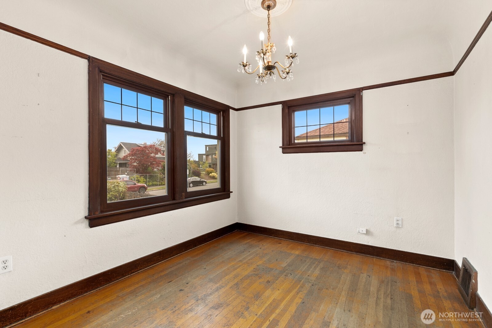 4052 44th Avenue Southwest Seattle, WA 98116 - Photo 7 of 38