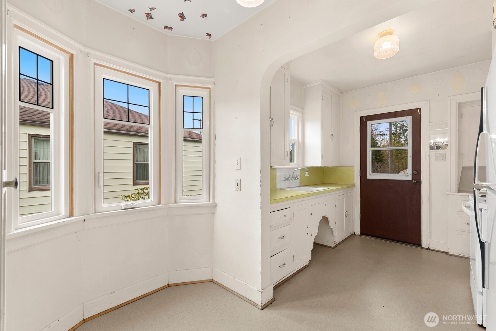 4052 44th Avenue Southwest Seattle, WA 98116 - Photo 9 of 38