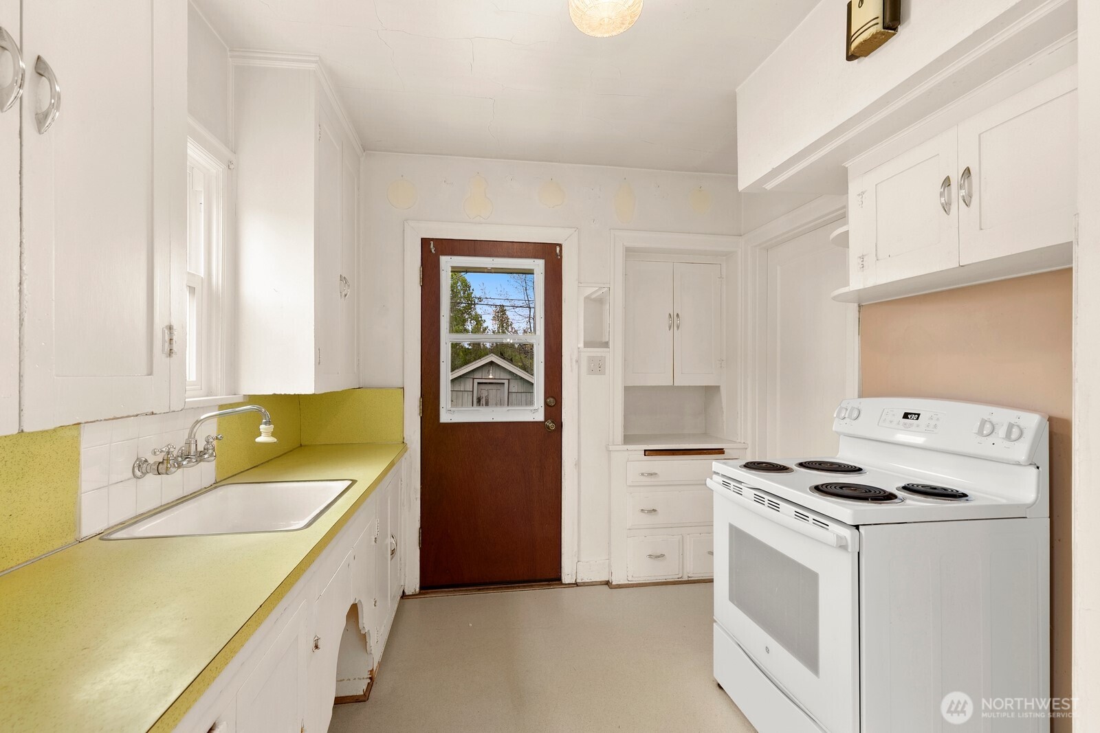 4052 44th Avenue Southwest Seattle, WA 98116 - Photo 10 of 38