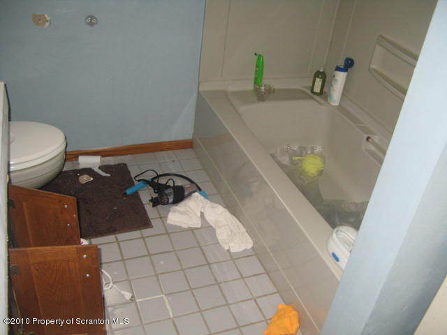 1040 Reservoir Road Moscow, PA 18444 - Photo 6 of 6 a bathroom with a bathtub