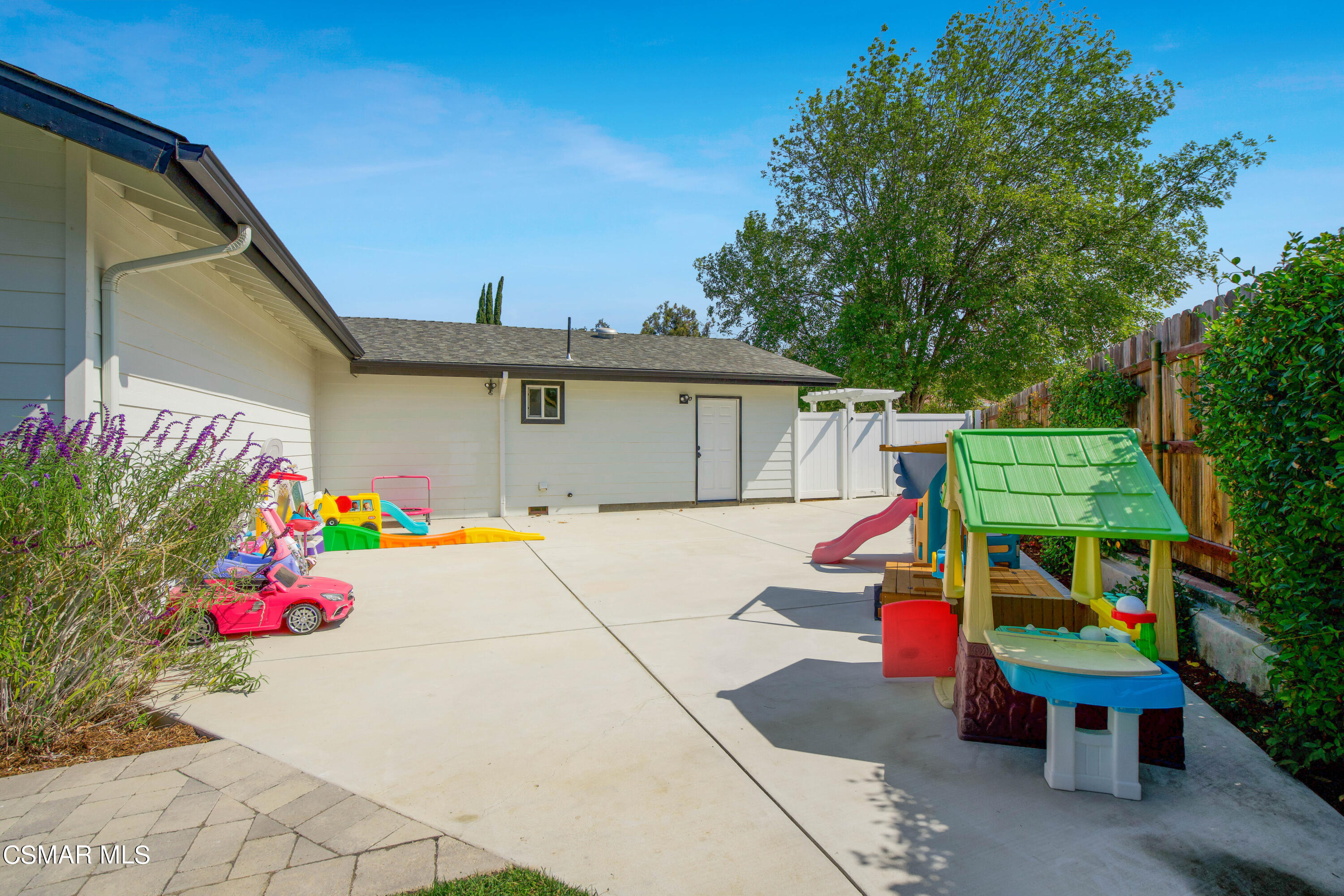 888 Rancho Road Thousand Oaks, CA 91362 - Photo 39 of 44 a small garden in the backyard of a house