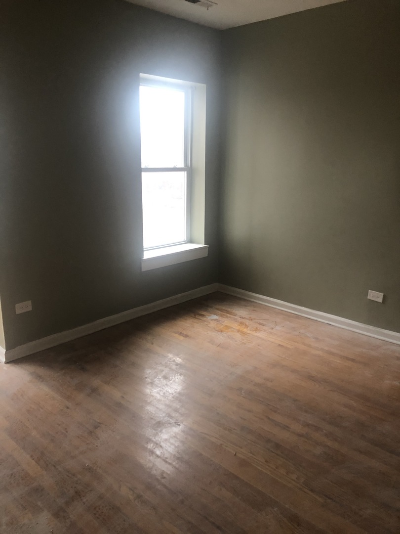 4407 West Adams Street Chicago, IL 60624 - Photo 5 of 10 an empty room with a window
