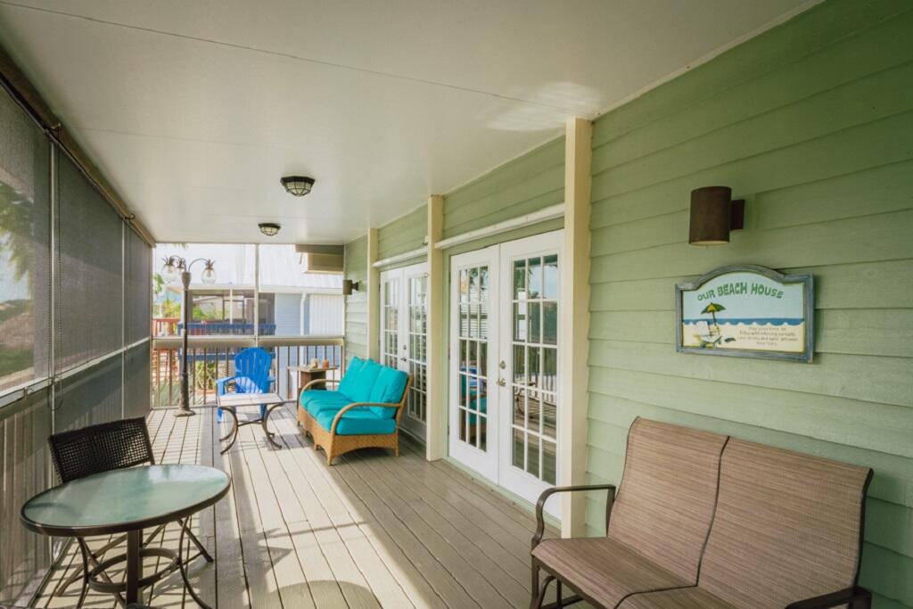 497 Sombrero Beach Road Marathon, FL 33050 - Photo 20 of 33 a living room with furniture and a book shelf